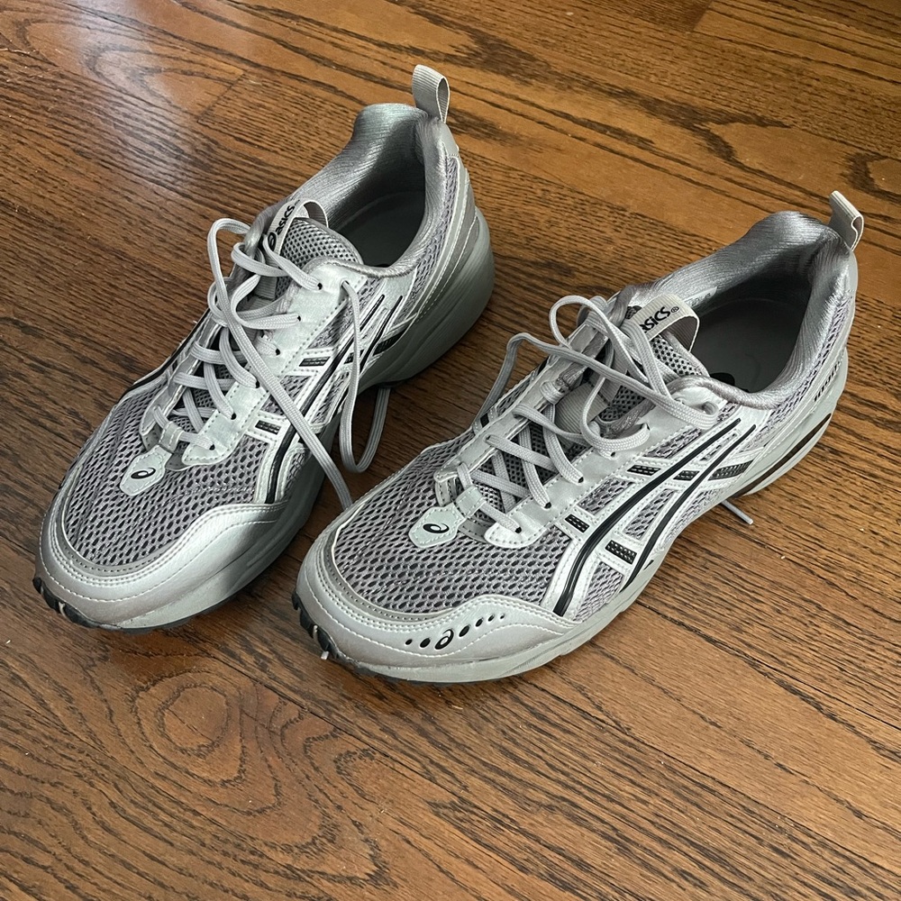 ASICS 1090v2 Sneakers